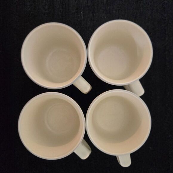 Vintage Pfaltzgraff Christmas Heirloom Mugs Set of 4 Mint Condition - Picture 3 of 4